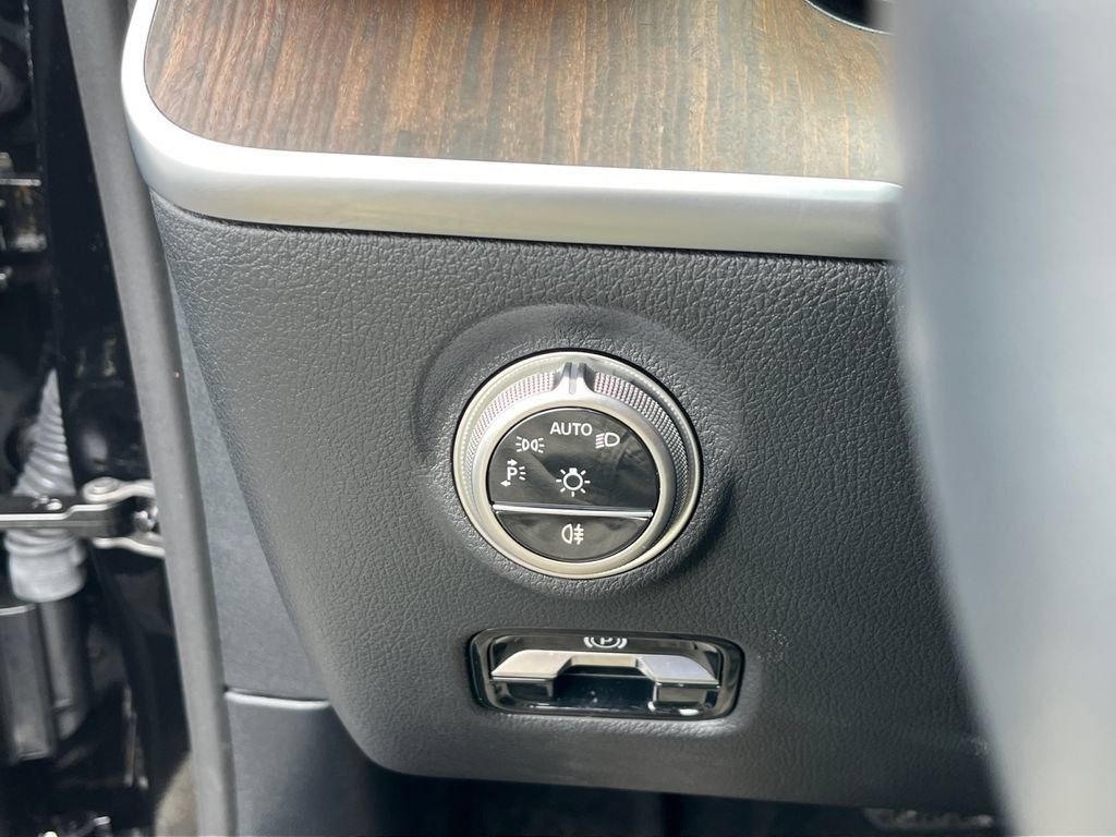 Used 2025 Mercedes-Benz C 300 4MATIC Sedan image 22