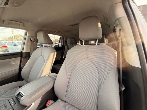 Used 2022 Toyota Highlander LE image 24