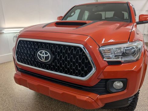 Used 2017 Toyota Tacoma TRD Sport AWD/4WD image 21