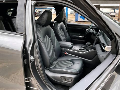 Used 2023 Toyota Highlander XSE image 9