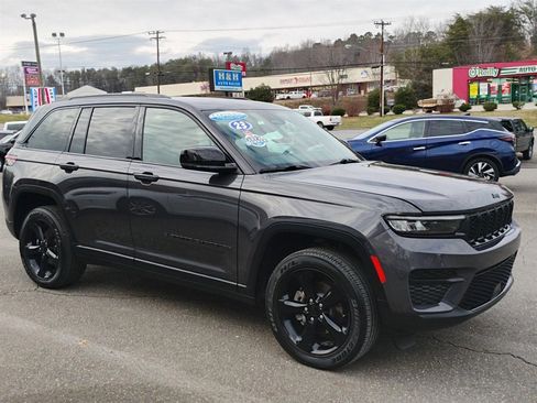 Used 2023 Jeep Grand Cherokee Altitude image 3