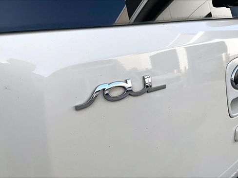 Used 2013 Kia Soul ! w/ Premium Pkg FWD image 29