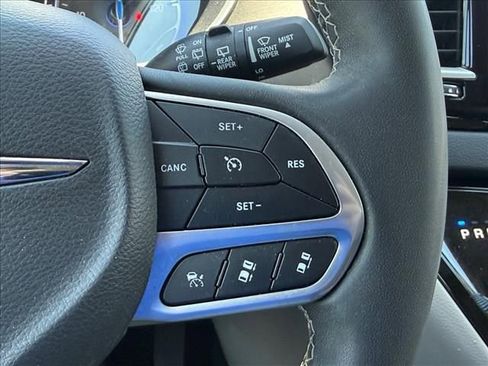 Used 2023 Chrysler Pacifica Touring-L FWD image 23