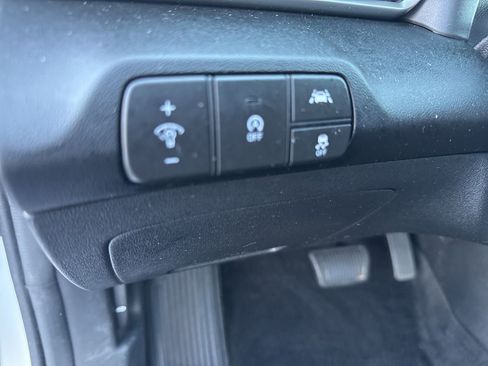 Used 2023 Hyundai Elantra SE FWD image 16