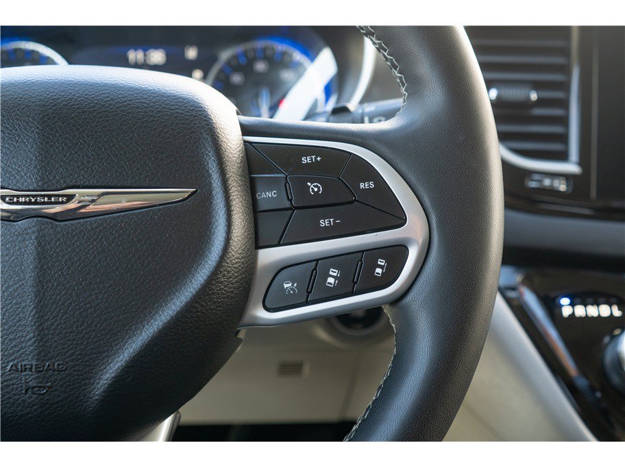 Used 2023 Chrysler Pacifica Touring-L FWD image 10