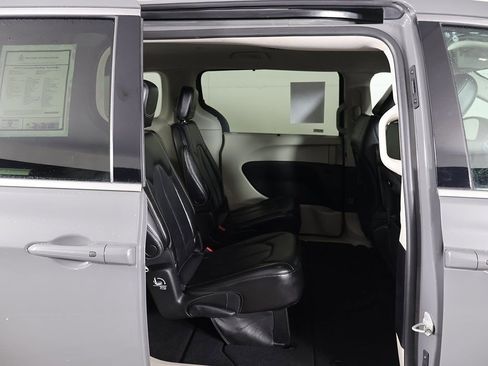 Used 2023 Chrysler Pacifica Touring-L FWD image 29