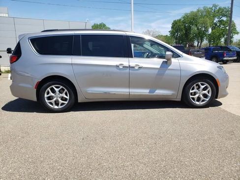 Used 2017 Chrysler Pacifica Touring-L w/ Tire & Wheel Group FWD image 3