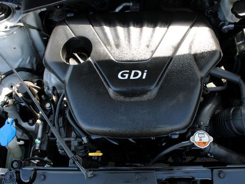 Used 2012 Hyundai Veloster w/ Style Pkg image 30