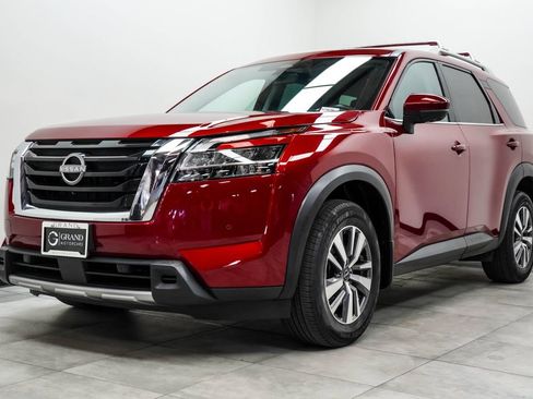 Used 2023 Nissan Pathfinder SL AWD/4WD image 7
