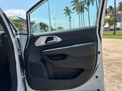 Used 2018 Chrysler Pacifica Touring-L w/ Premium Audio Group FWD image 16