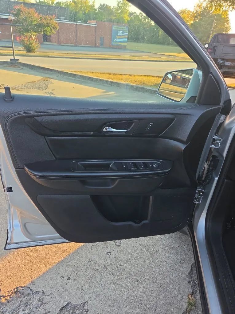 Used 2014 Chevrolet Traverse LT FWD image 11
