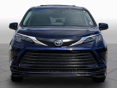 Used 2024 Toyota Sienna LE FWD image 4