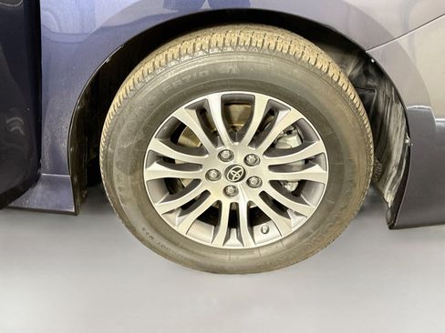 Used 2020 Toyota Sienna XLE FWD image 30