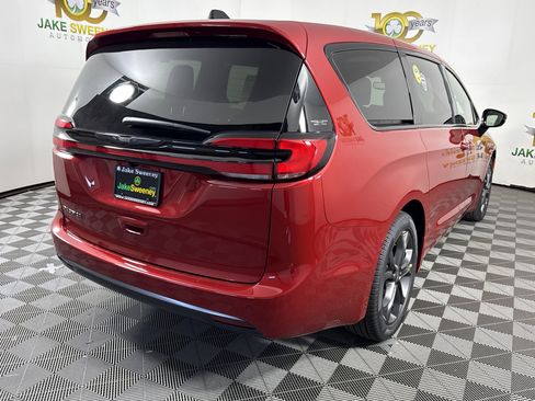 New 2026 Chrysler Pacifica Select image 7