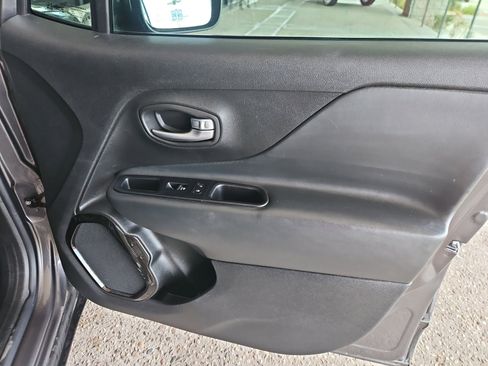 Used 2019 Jeep Renegade Altitude w/ Quick Order Package 2XM image 16