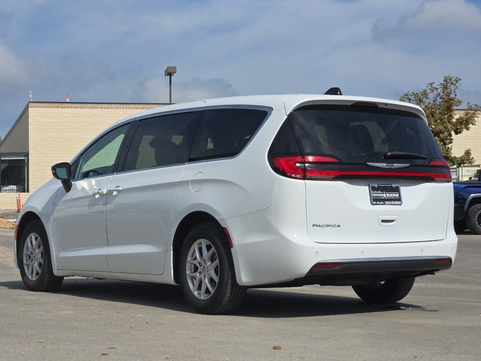 Used 2024 Chrysler Pacifica Touring-L FWD image 3