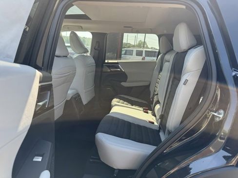 New 2025 Mitsubishi Outlander SE image 12