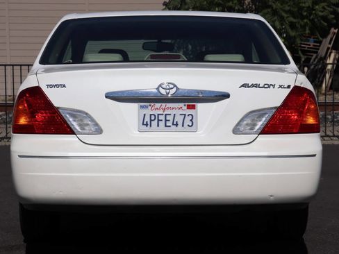 Used 2001 Toyota Avalon XLS FWD image 8