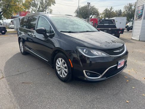 Used 2019 Chrysler Pacifica Touring-L image 4