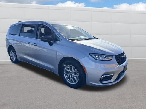 Used 2024 Chrysler Pacifica Touring-L FWD image 12