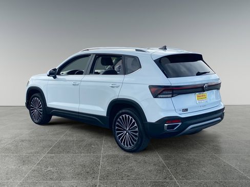 Used 2025 Volkswagen Taos SE image 3