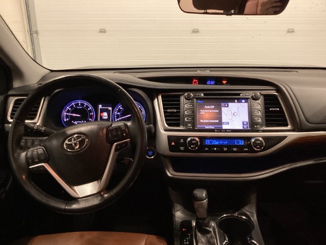 Used 2018 Toyota Highlander Limited Platinum AWD/4WD image 22