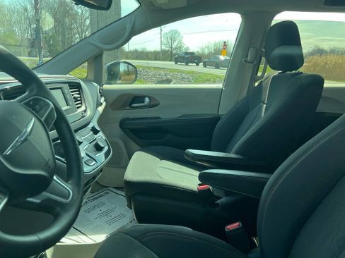 Used 2017 Chrysler Pacifica Touring image 10