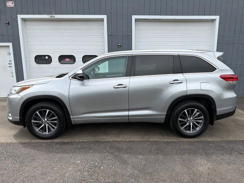 Used 2017 Toyota Highlander XLE AWD/4WD image 7