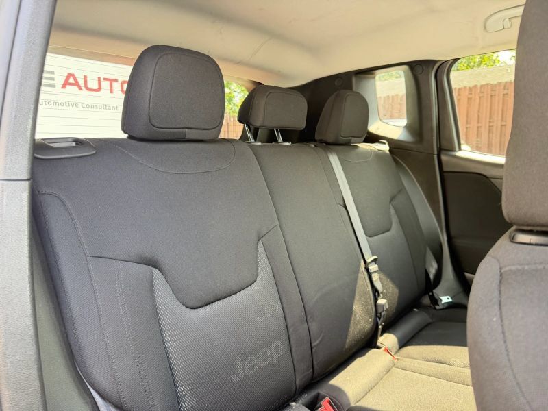 Used 2017 Jeep Renegade Latitude FWD image 27