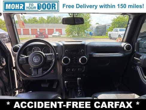 Used 2017 Jeep Wrangler Unlimited Sahara w/ Connectivity Group AWD/4WD image 34
