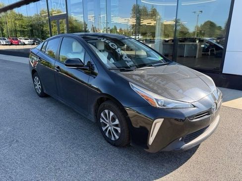 Used 2020 Toyota Prius LE AWD/4WD image 2