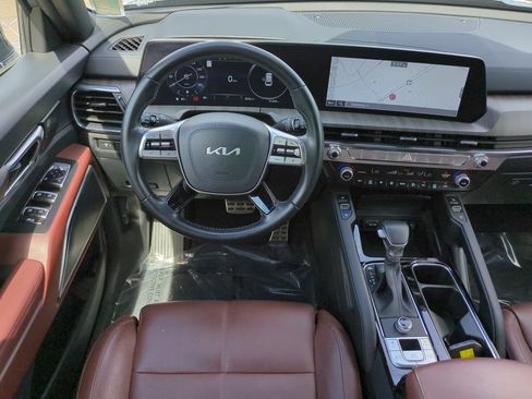 Certified 2025 Kia Telluride SX w/ SX Captain's Chair Package FWD image 16