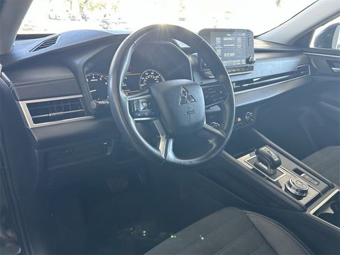Used 2024 Mitsubishi Outlander SE image 13