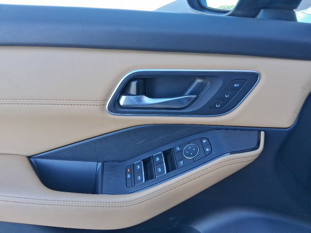 Used 2023 Nissan Rogue Platinum w/ Platinum Premium Package FWD image 9
