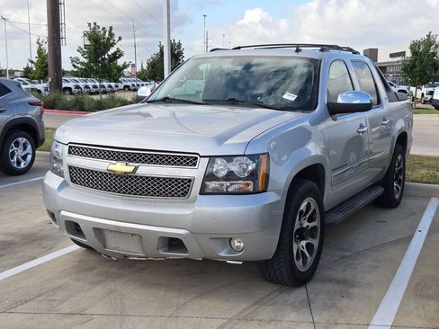 Used 2010 Chevrolet Avalanche LTZ AWD/4WD image 3