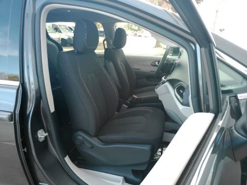 Used 2023 Chrysler Voyager LX image 21