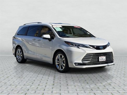 Certified 2023 Toyota Sienna Platinum image 10