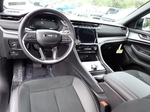 New 2025 Jeep Grand Cherokee L Altitude AWD/4WD image 13