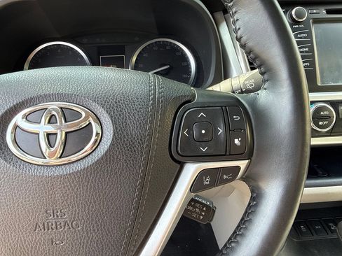 Used 2019 Toyota Highlander XLE AWD/4WD image 19