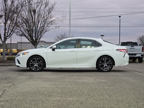 Used 2020 Toyota Camry SE image 4
