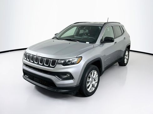Used 2023 Jeep Compass Latitude AWD/4WD image 3