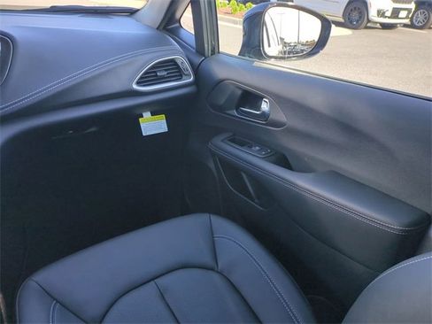 New 2026 Chrysler Pacifica Select image 17