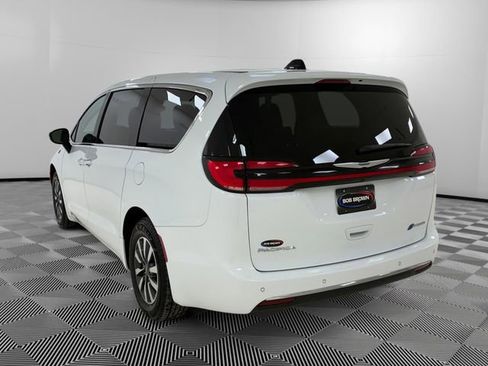 Used 2024 Chrysler Pacifica Select image 5