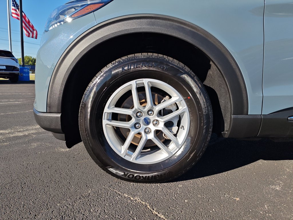 Used 2025 Ford Explorer Active AWD/4WD image 10