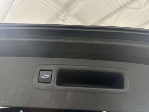 Used 2022 Toyota Highlander XLE FWD image 17