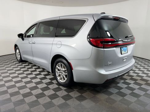 Used 2024 Chrysler Pacifica Touring-L image 2