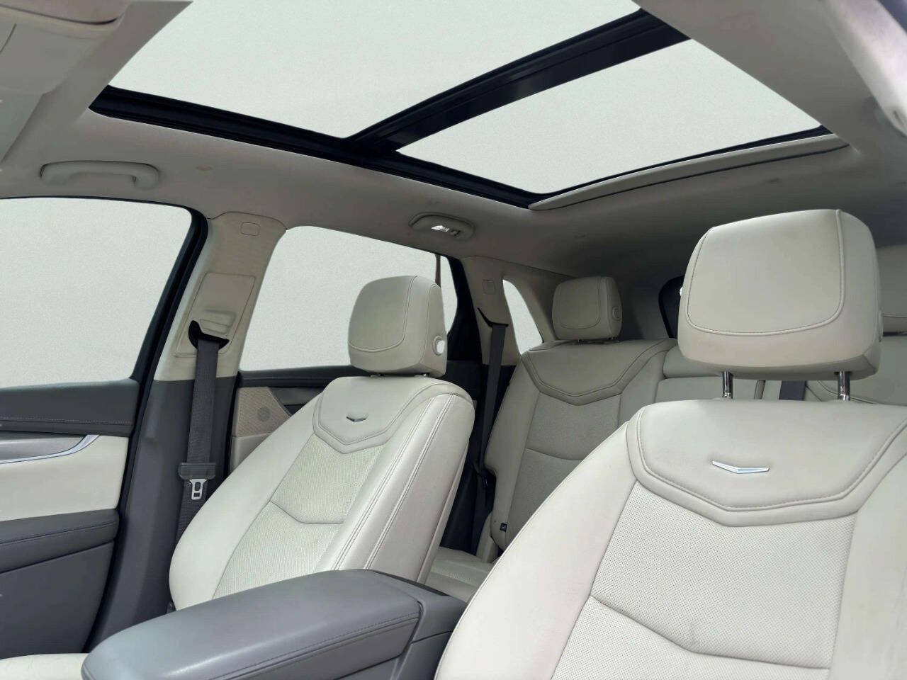 Used 2018 Cadillac XT5 Luxury w/ Driver Awareness Package FWD image 16