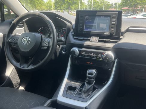 Used 2020 Toyota RAV4 XLE FWD image 3