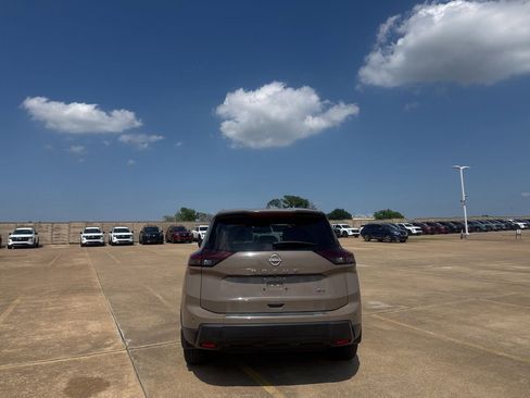 Used 2024 Nissan Rogue SV FWD image 19