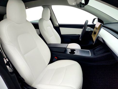 Used 2022 Tesla Model Y Long Range image 23